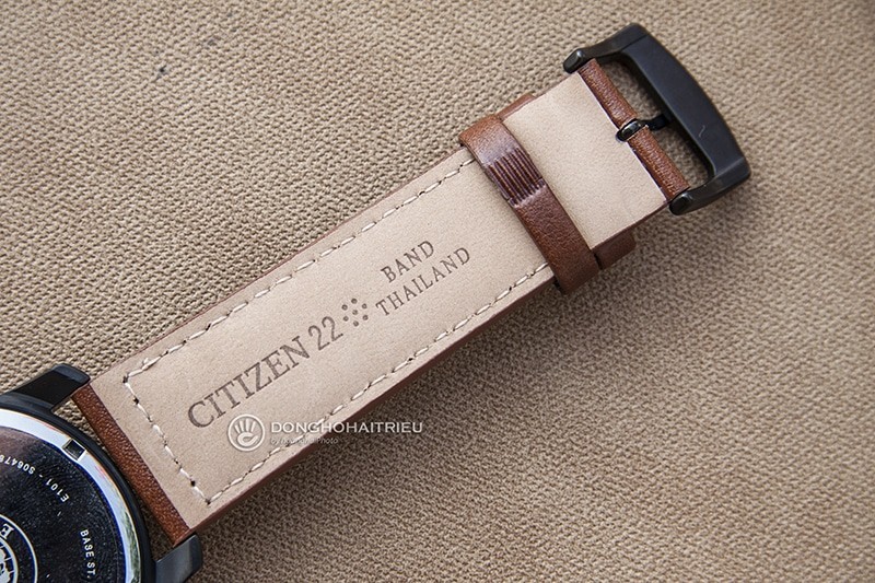 Trên tay đồng hồ Citizen nam BM8475-26E dây da, mặt số dạ quang- dây đeo đồng hồ