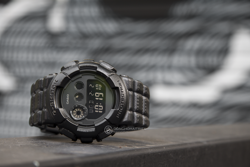 Chiếc đồng hồ được hoàn thiện với tone đen chủ đạo - mạnh mẽ, vừa cổ điển vừa hiện đại - GD-120BT-1DR