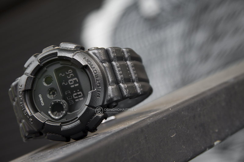 Chiếc đồng hồ này được làm bằng nhựa nhưng được Casio thiết kế theo kiểu giả da - GD-120BT-1DR