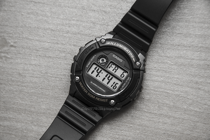 Chiếc đồng hồ với màu đen chủ đạo không thoát khỏi sự mạnh mẽ, huyền bí - W-216H-1BVDF