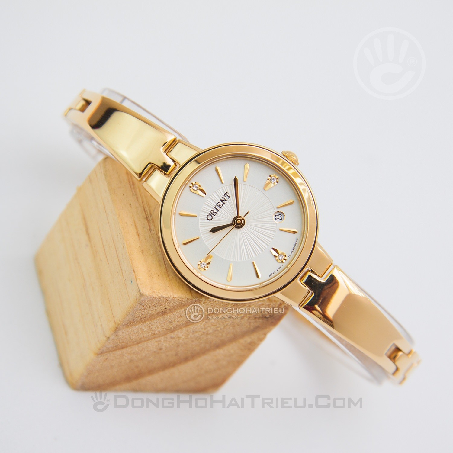 Khám phá chiếc đồng hồ lắc tay Orient FSZ40003W0 được thiết kế thanh lịch với mạ vàng bóng loáng. Với độ chính xác và độ bền tuyệt vời, chiếc đồng hồ này sẽ trở thành món phụ kiện yêu thích của bạn. Click để xem ảnh và khám phá thêm về chiếc đồng hồ này ngay hôm nay!