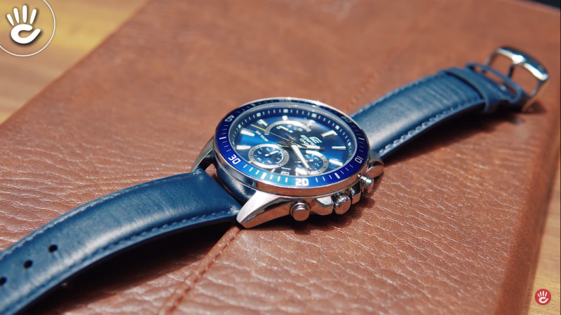 Casio EFR-552L-2AVUDF là mẫu đồng hồ với đa phần tone xanh hòa với các vạch số màu trắng bạc