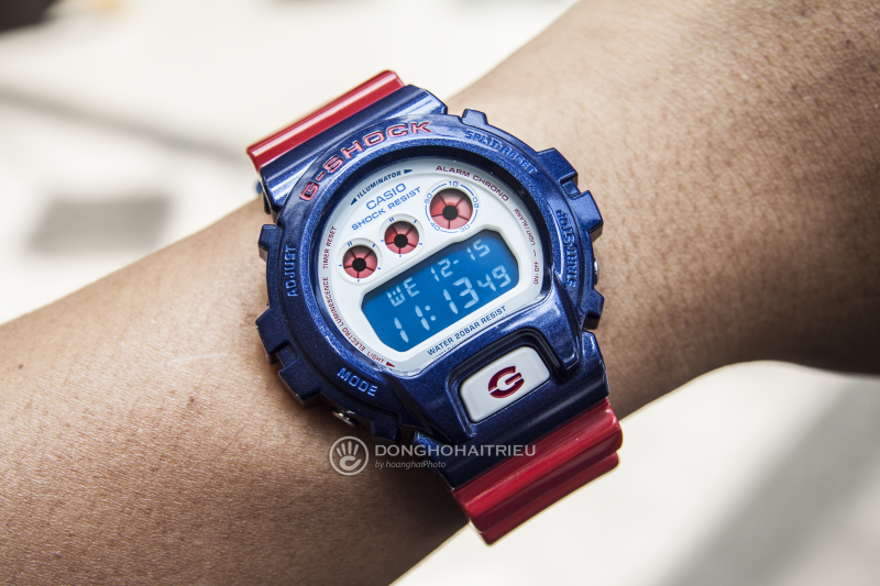 Đồng hồ G-Shock DW-6900AC mang thiết kế đơn giản, ấn tượng với sự phối hợp màu đỏ của dây đeo và màu xanh của vỏ - DW-6900AC-2DR