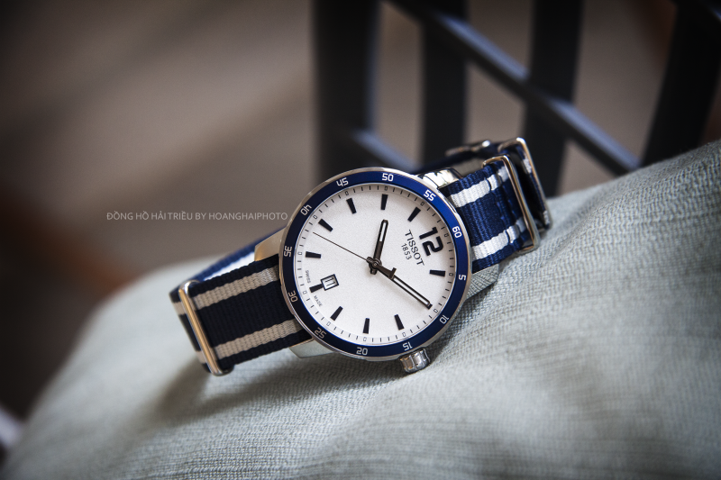 Tissot T095.410.17.037.01 là sự kết hợp hoàn hảo của màu xanh navy và màu trắng trên cả mặt đồng hồ lẫn dây đeo