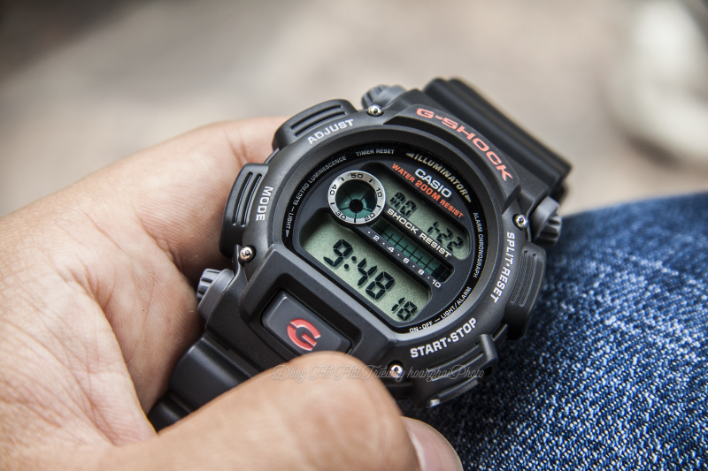 Đồng hồ G-Shock DW-9052-1VDR có vỏ và dây đeo bằng nhựa cao cấp phủ màu đen mạnh mẽ