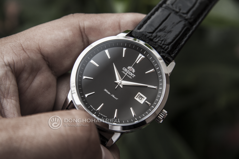 Orient FER27006B0 là một chiếc đồng hồ cơ đơn giản điển hình, điểm đặc biệt là kích thước mặt số và bề dày khá nhỏ, tạo cho người đeo phong cách trẻ trung và thanh lịch