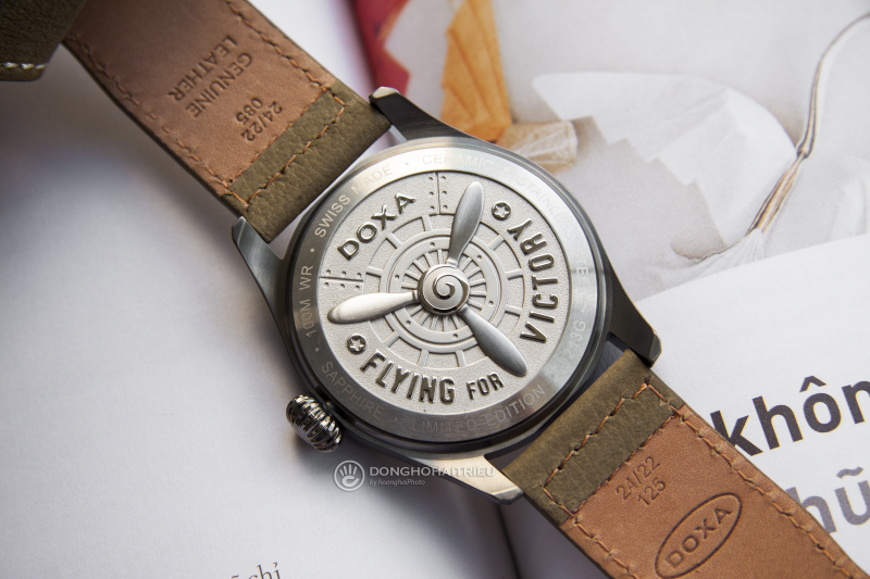 Phần nắp lưng đồng hồ Doxa D213GGY được gia công khắc họa hình cánh quạt lấy cảm hứng hình ảnh máy bay thời thế chiến