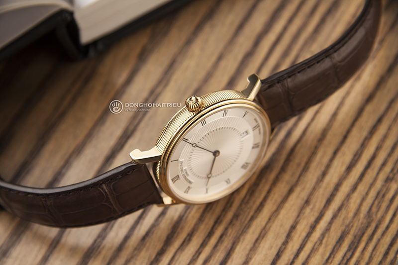 Núm chỉnh giờ và viền của Frederique Constant FC-306MC4S35 đem lại cảm giác rất "hoàng gia" cho chiếc đồng hồ này