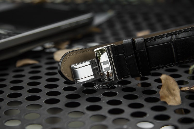 Thường những chiếc đồng hồ có bộ dây da cao cấp sẽ được đi kèm với bộ khóa bướm bảo vệ dây