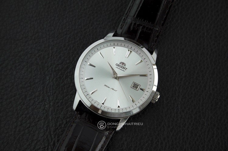 Lịch lãm với mặt số trắng ngả xanh cùng đồng hồ cơ Orient FER27007W0 hình 1