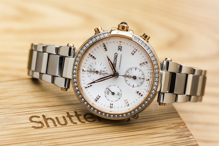 Review đồng hồ Seiko SNDV44P1 mặt số trắng với họa tiết trải tia - Ảnh: 2
