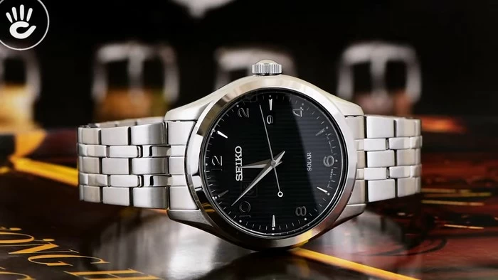Review đồng hồ Seiko SNE489P1 3 kim mạ bạc sang trọng trên nền đen - Ảnh 1