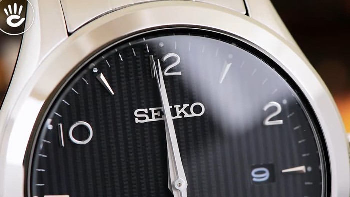 Review đồng hồ Seiko SNE489P1 3 kim mạ bạc sang trọng trên nền đen - Ảnh 2