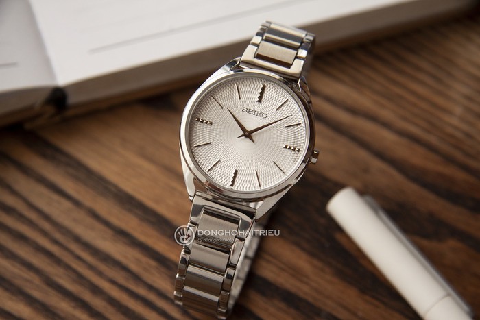 Review đồng hồ Seiko SWR031P1 mặt trắng với họa tiết Guiloche in nổi - Ảnh 1
