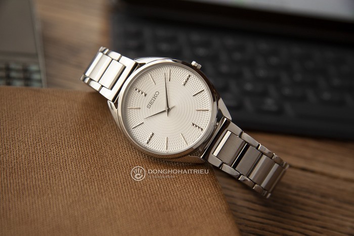 Review đồng hồ Seiko SWR031P1 mặt trắng với họa tiết Guiloche in nổi - Ảnh 2