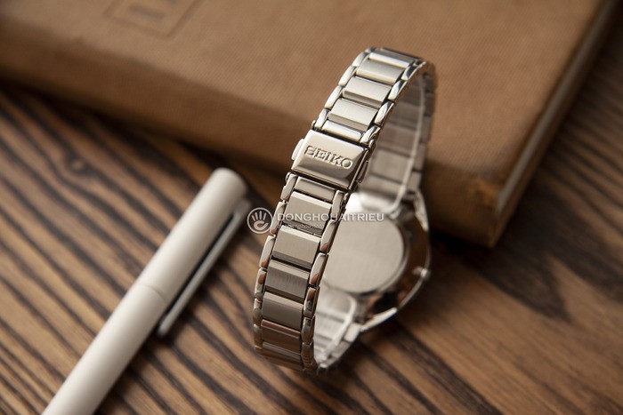 Review đồng hồ Seiko SWR031P1 mặt trắng với họa tiết Guiloche in nổi - Ảnh 3