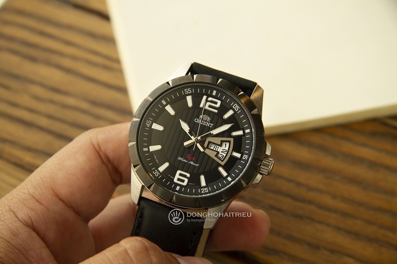 Review đồng hồ Orient FUG1X002B9: Thiết kế mặt vân nam tính-2