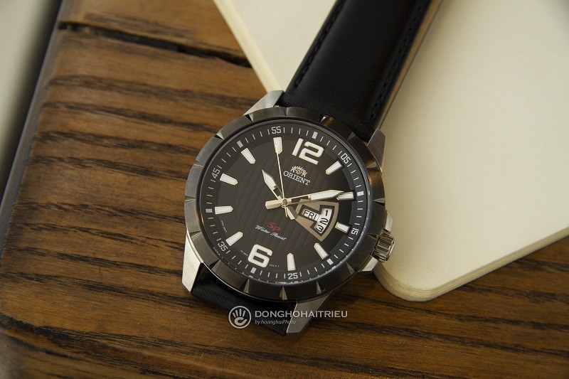Review đồng hồ Orient FUG1X002B9: Thiết kế mặt vân nam tính-4