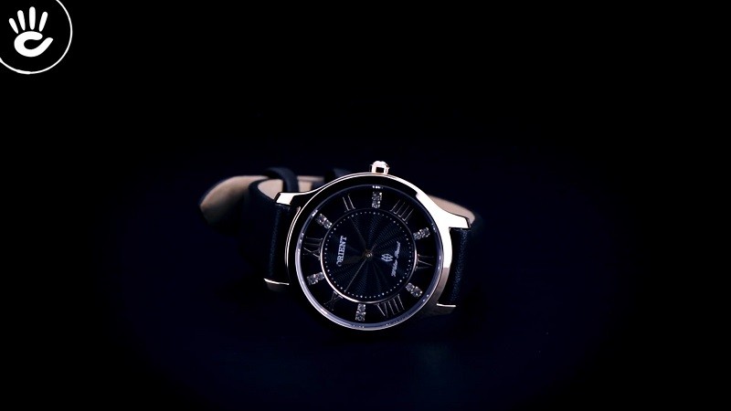 Review đồng hồ Orient FUB9B001T0: Mặt kính Sapphire bền bỉ-1