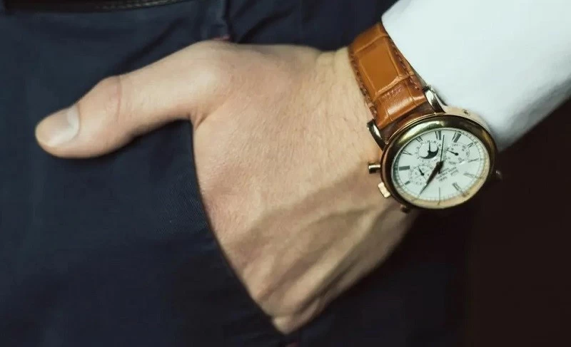 Sử dụng khóa dây đồng hồ phù hợp sẽ giúp đồng hồ vừa tay