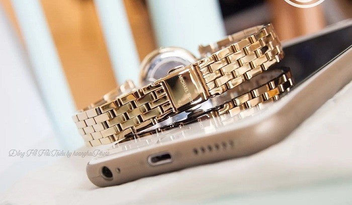 Đồng hồ Michael Kors MK3295 Viền đính đá nổi bật trên mặt số phủ vàng - Ảnh 3