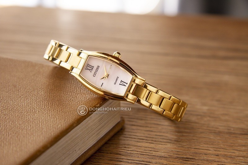 Đồng hồ Citizen EJ6112-52D: Tổng thể phủ vàng PVD sang trọng-5