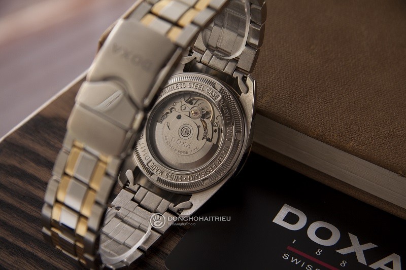 Review đồng hồ Doxa D135RGY: Mặt số được đính đá sang trọng-4